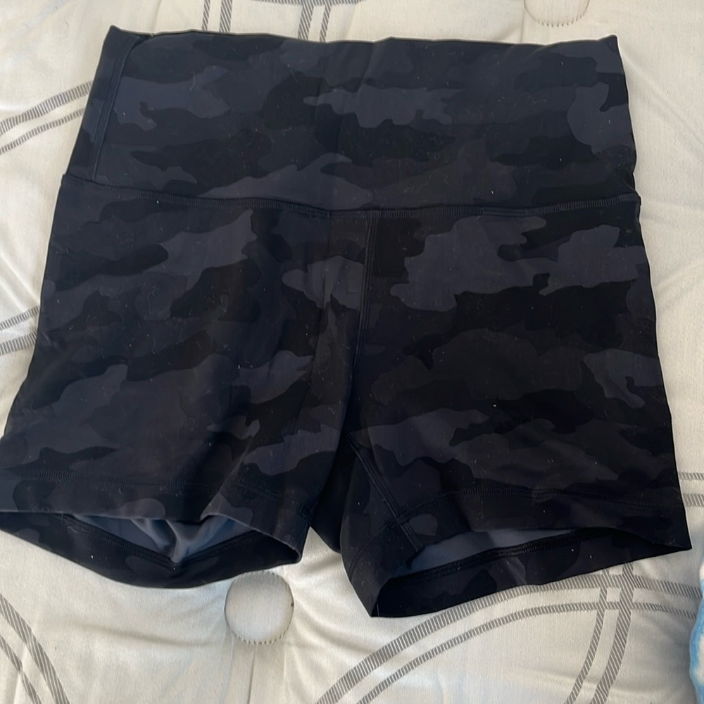 Lululemon camo wunder under shorts size 10